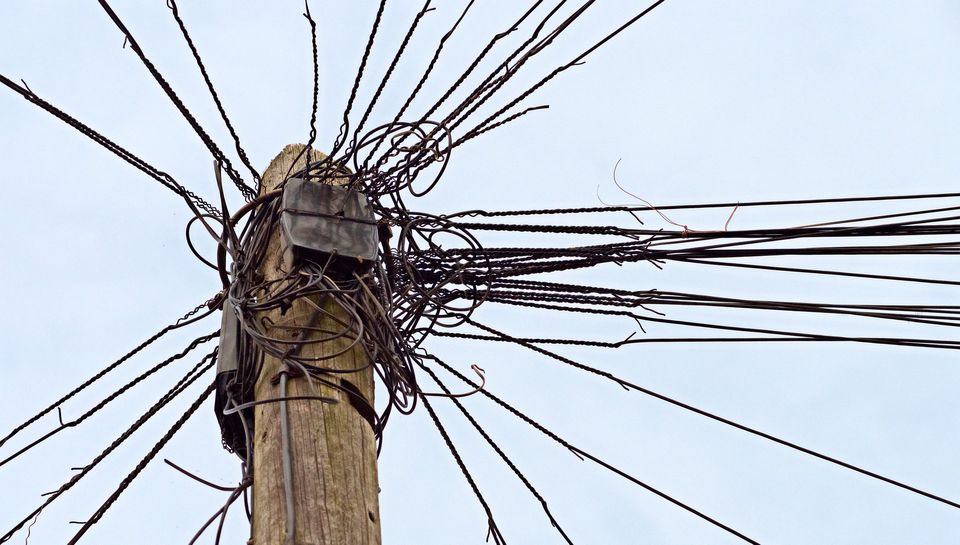 Mast mit Telefonverbindungen